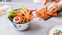 When working in the kitchen, vegetable scraps often accumulate. These do not have to be thrown away, but can be wonderfully reprocessed.