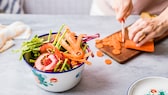 When working in the kitchen, vegetable scraps often accumulate. These do not have to be thrown away, but can be wonderfully reprocessed.