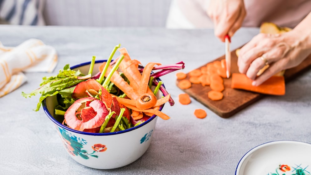 When working in the kitchen, vegetable scraps often accumulate. These do not have to be thrown away, but can be wonderfully reprocessed.