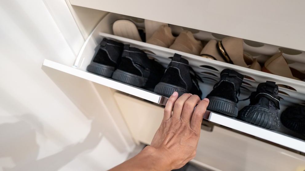 To eliminate unpleasant odors in the shoe cabinet, you can use simple home remedies.