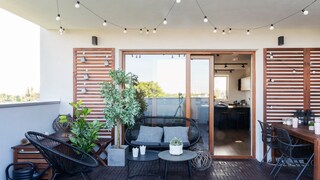 A balcony in industrial style is characterized by minimalism—yet it can still be cozy.