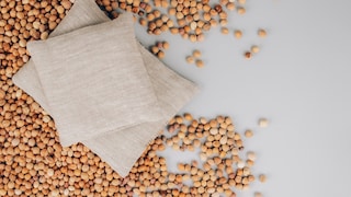 Cherry pit pillows can be used in many situations. myHOMEBOOK explains how to make one yourself.