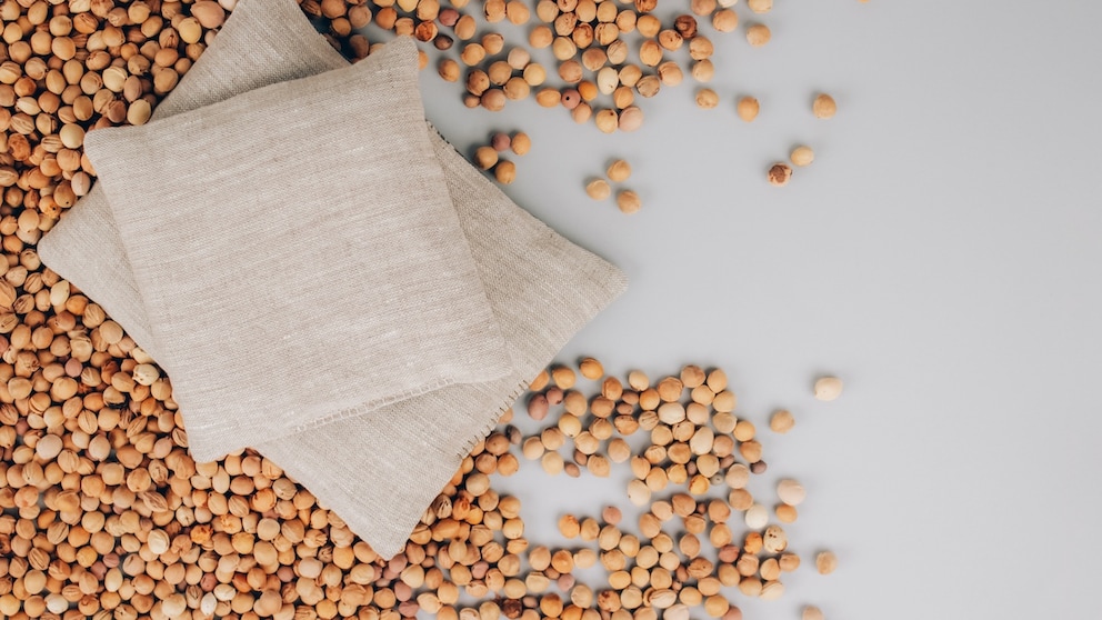 Cherry pit pillows can be used in many situations. myHOMEBOOK explains how to make one yourself.