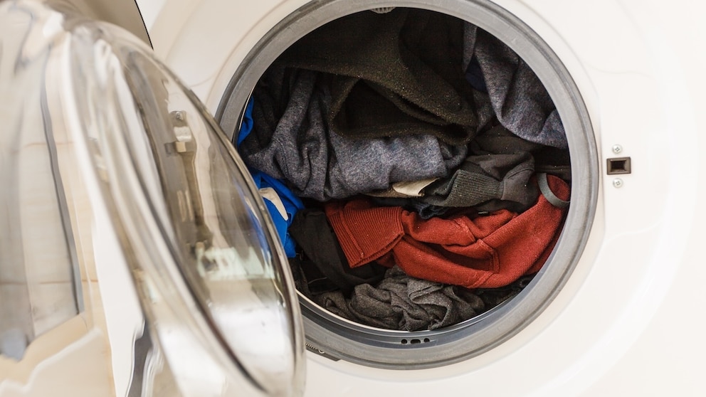 White spots can also appear on dark laundry during washing.