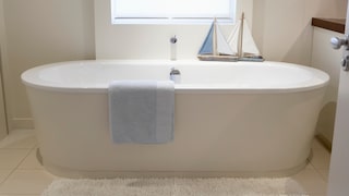 Even with a simple design, a maritime bathroom can be created.