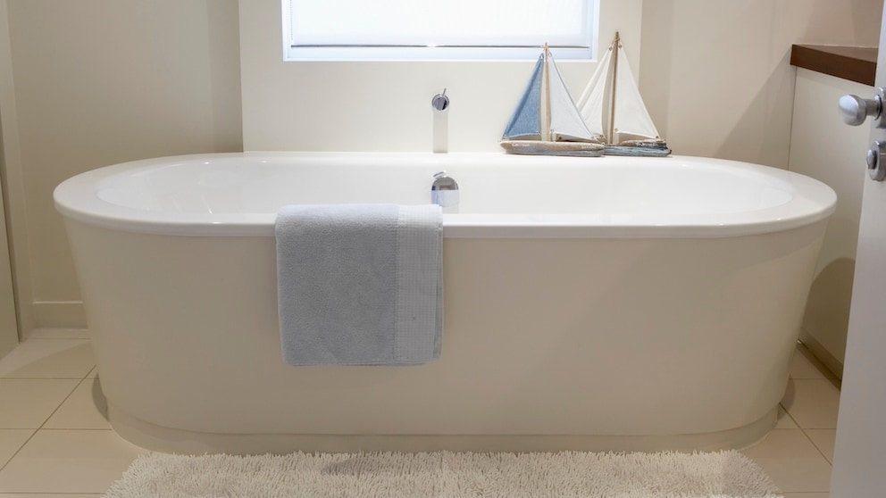Even with a simple design, a maritime bathroom can be created.