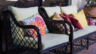 Over time, annoying mildew stains can develop on the cushions of outdoor furniture. An expert explains how to get rid of them.