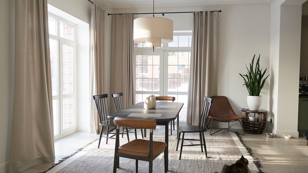 The height of the table affects posture. This makes it all the more important to determine the correct height.