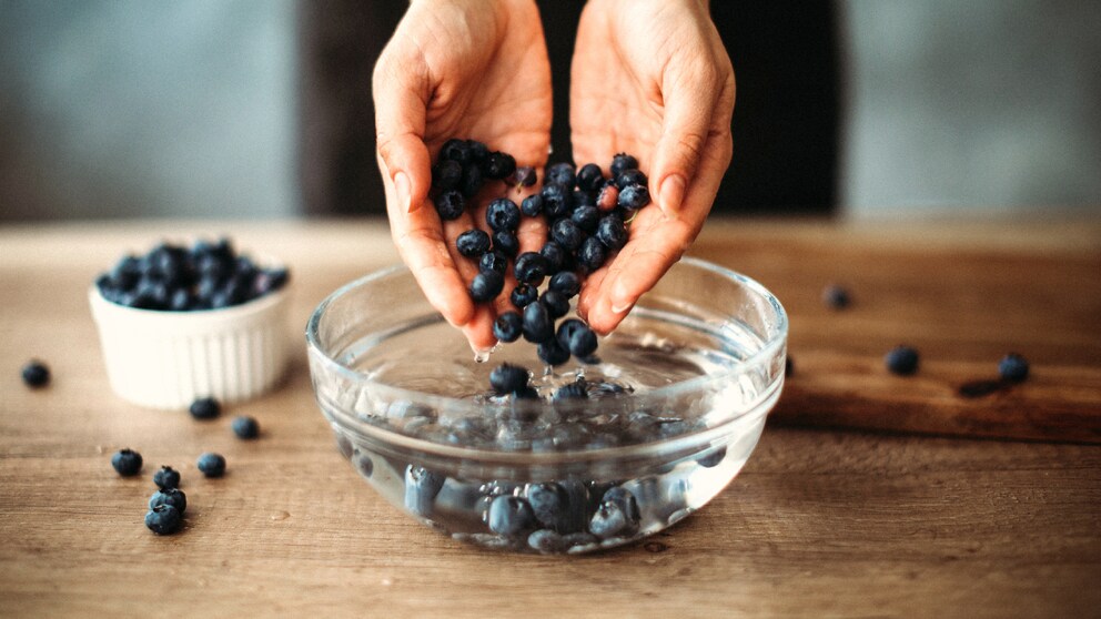 How to Properly Wash Blueberries