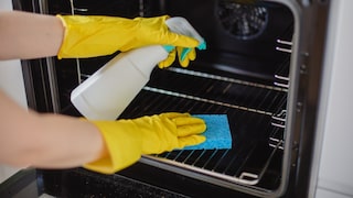 Cleaning the oven rack often involves tedious scrubbing. But it doesn't have to be that way!