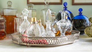 When a perfume bottle is empty, the question arises of how to dispose of it. You don't have to throw it away; you can repurpose it as decor, such as using it as a small vase.