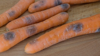 Carrots can quickly look unappetizing due to dark spots. Can they still be eaten?