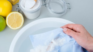 Grease stains are considered particularly stubborn. However, with the right home remedies, they can be removed.