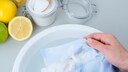 Grease stains are considered particularly stubborn. However, with the right home remedies, they can be removed.