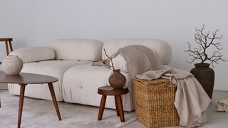 In organic minimalism, curves are favored over sharp angles. The focus is on elements that appear less rigid and convey a sense of movement.