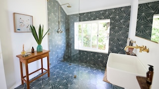 Ceiling-high glass shower walls can cause trouble in everyday life.