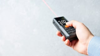 A laser distance meter allows for quick and precise measurements—both indoors and outdoors.
