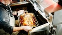 A freshly prepared roast offers enjoyment but also intense odors, which can be reduced with simple tricks.