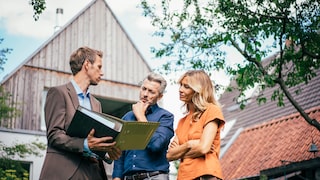 There is some information that real estate agents should definitely share with prospective buyers.