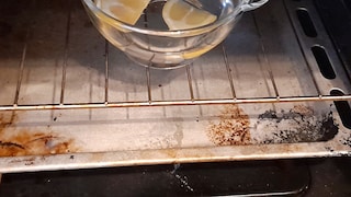 In addition to its pleasant scent, the lemon offers other benefits that can be used for cleaning the oven.