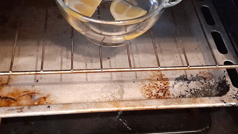 In addition to its pleasant scent, the lemon offers other benefits that can be used for cleaning the oven.