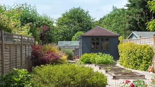 Garden sheds and garden houses are practical additions to any garden. But what exactly distinguishes one from the other?