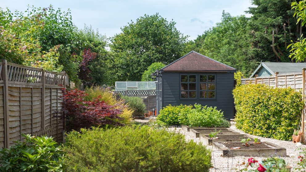 Garden sheds and garden houses are practical additions to any garden. But what exactly distinguishes one from the other?