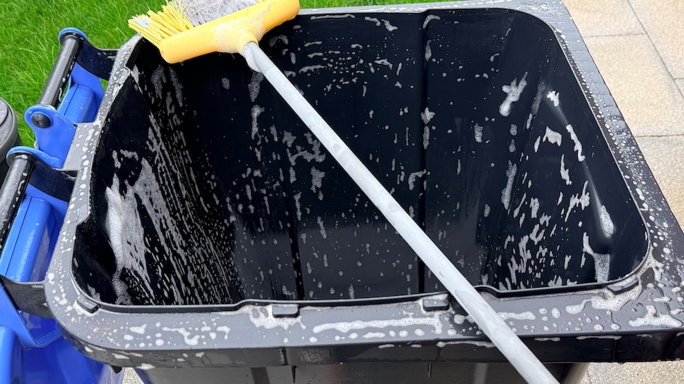 Do users have to clean the trash bin themselves if it gets dirty?