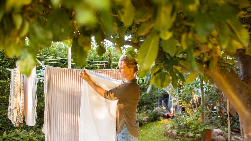 If you want to hang laundry outside in the summer, you should always keep an eye on the sun.