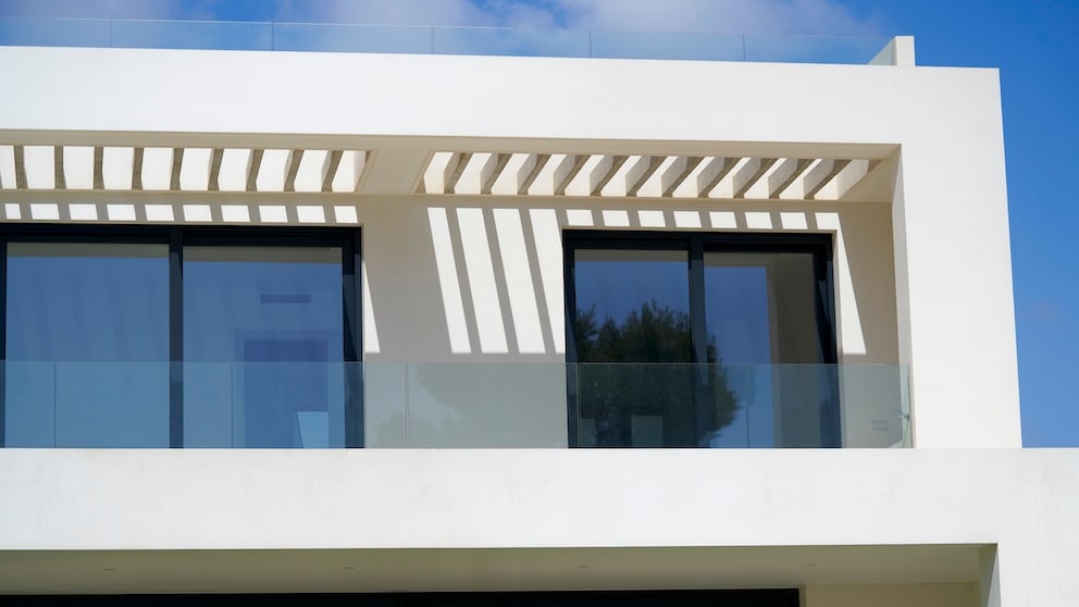 If natural shading isn't possible, you should plan for external sun protection right from the start.