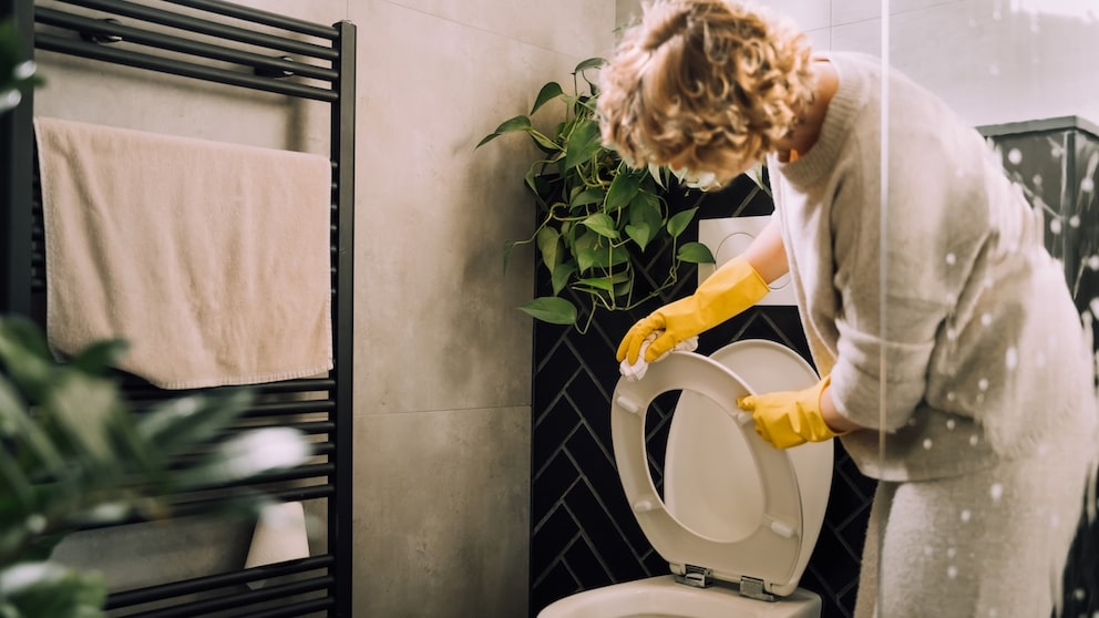 The trick circulating online claims that you can clean your toilet with yeast. Is that really true?