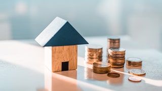 What funding options are available for builders and prospective homeowners?
