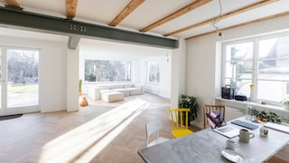 In larger living spaces, more echo can occur, the sound spreads out more broadly and overall feels calmer.