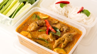 Plastic containers are common companions in everyday life, but sauces and other liquids can quickly stain the plastic.