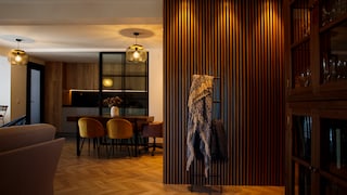 From traditional parquet flooring to shelves and wall paneling: Wood can be combined in many versatile ways.