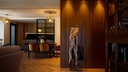 From traditional parquet flooring to shelves and wall paneling: Wood can be combined in many versatile ways.