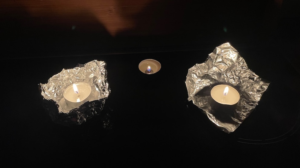 The tealight with the uniformly high aluminum foil appeared brighter at first glance, but the version with the foil raised on only one side directed the light more effectively outward.