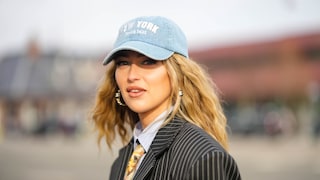 If trendy were a picture: Influencer Emili Sindlev wears a cap in trendy baby blue, with lettering and a pinstripe blazer. We love it!