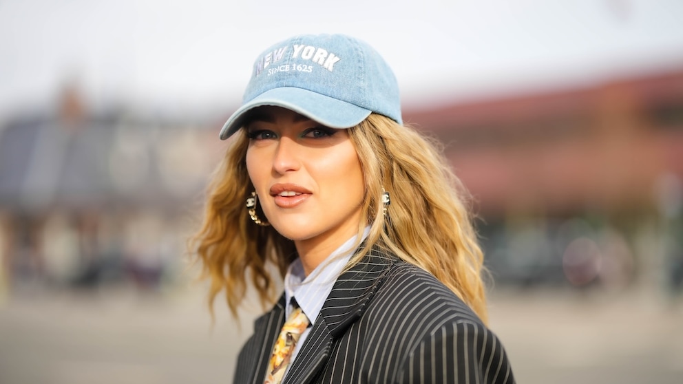 If trendy were a picture: Influencer Emili Sindlev wears a cap in trendy baby blue, with lettering and a pinstripe blazer. We love it!