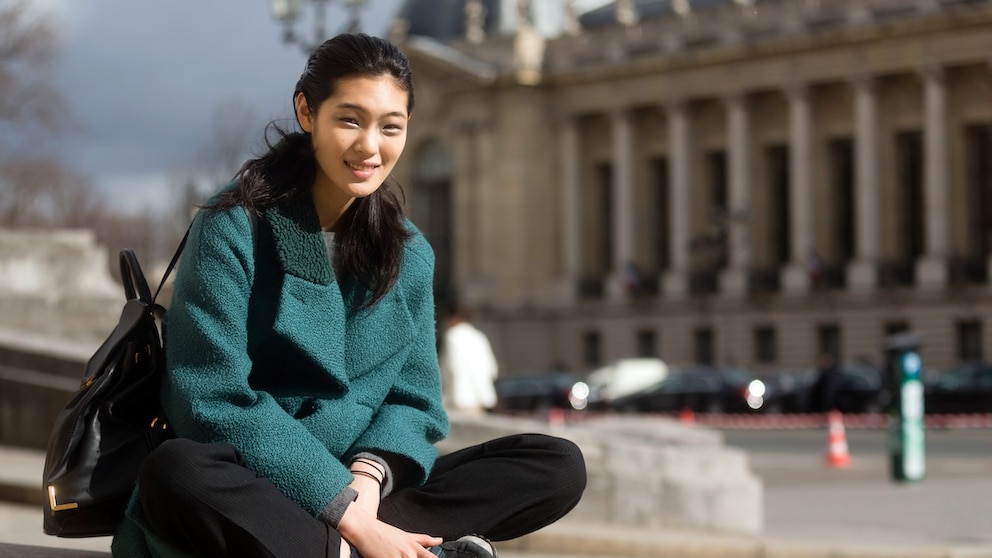 Model Chiharu Okunugi in the newcomer sneaker of the year 2024: Saucony