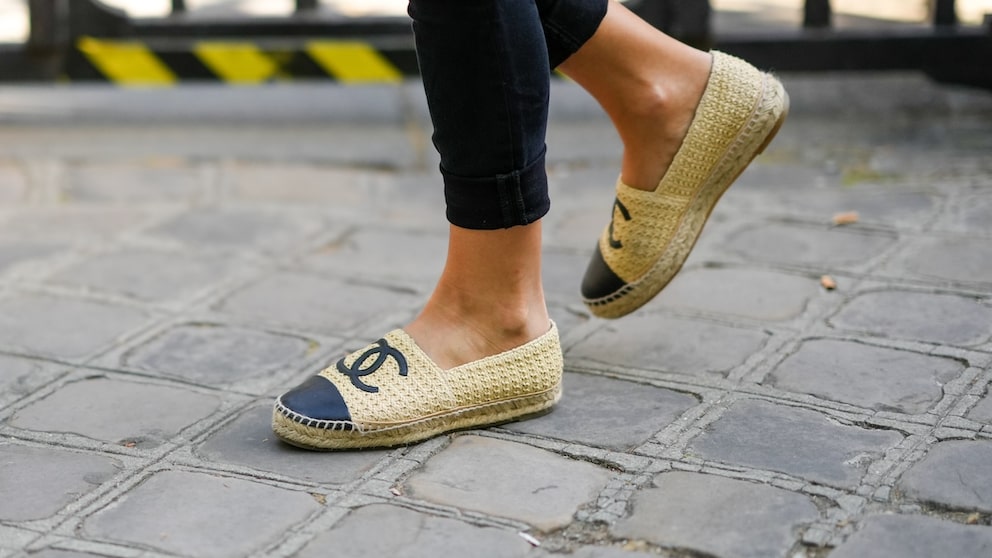 Cleaning espadrilles is not that difficult! STYLEBOOK reveals how to do it.