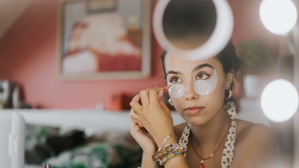 Don't have tired eyes after a long night of partying? We have tips on how to make your eyes look bigger!