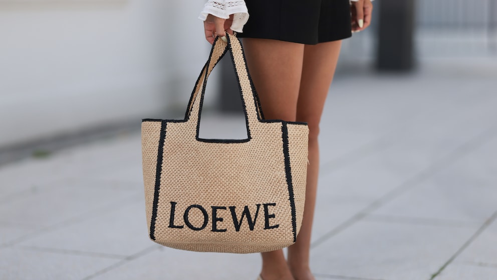 Cleaning the straw bag