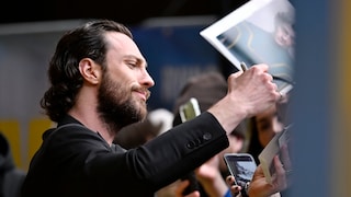 Do you recognize the beauty? Aaron Taylor-Johnson is now wearing the crown.