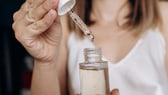 Whether as a serum, dietary supplement or injection - hyaluronic acid is versatile. But what can the active ingredient do?