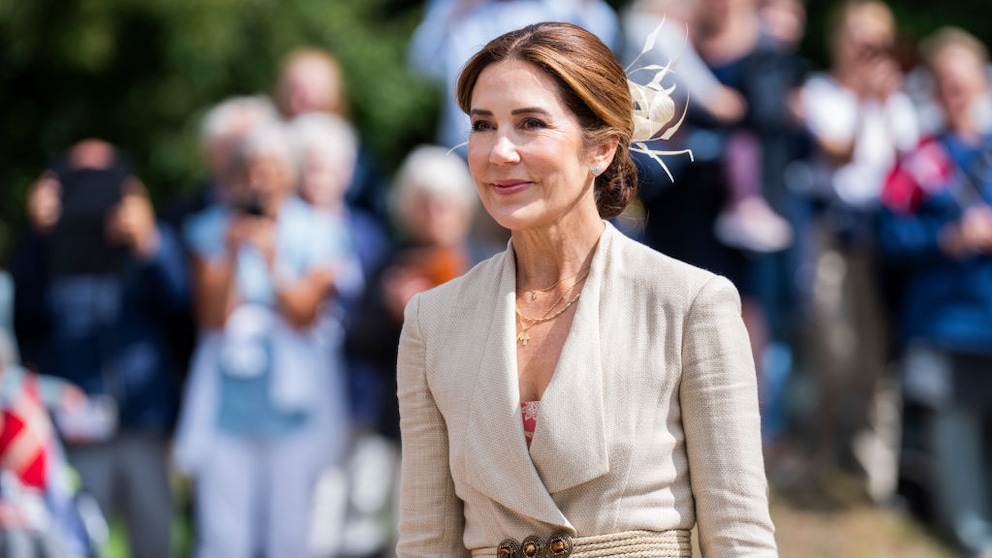 Queen Mary in a beige look