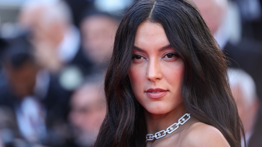 Rebecca Mir as we know her: long brown hair and no bangs in sight
