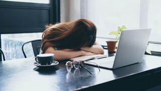 Woman striving for perfectionism, overwhelmed with head on desk. Who doesn't know that feeling?