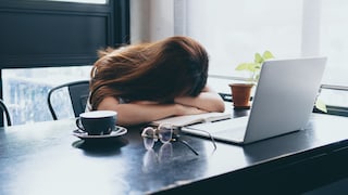 Woman striving for perfectionism, overwhelmed with head on desk. Who doesn't know that feeling?