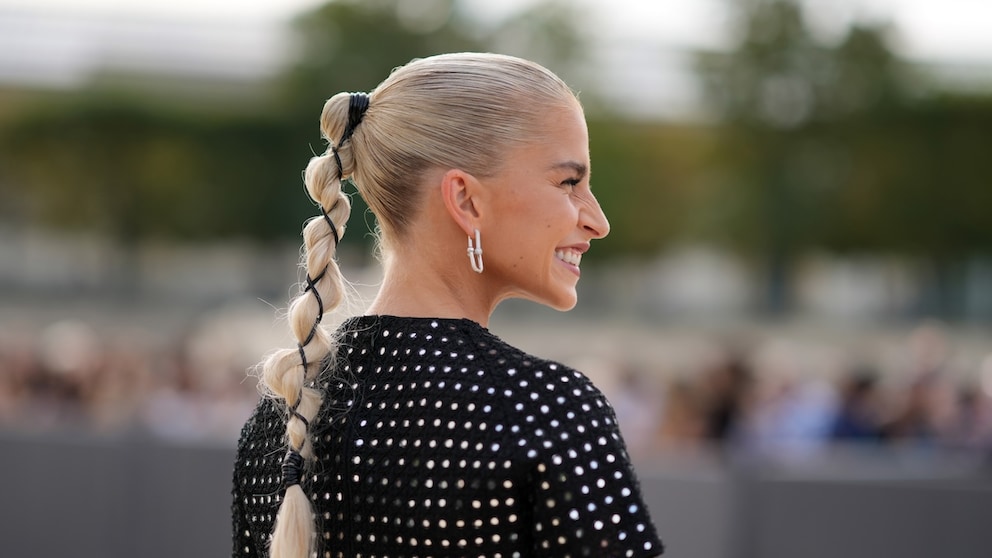 Fashion influencer Caro Daur also frequently opts for a sleek ponytail